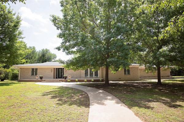 1016 Woodlawn Street, Graham, TX 76450