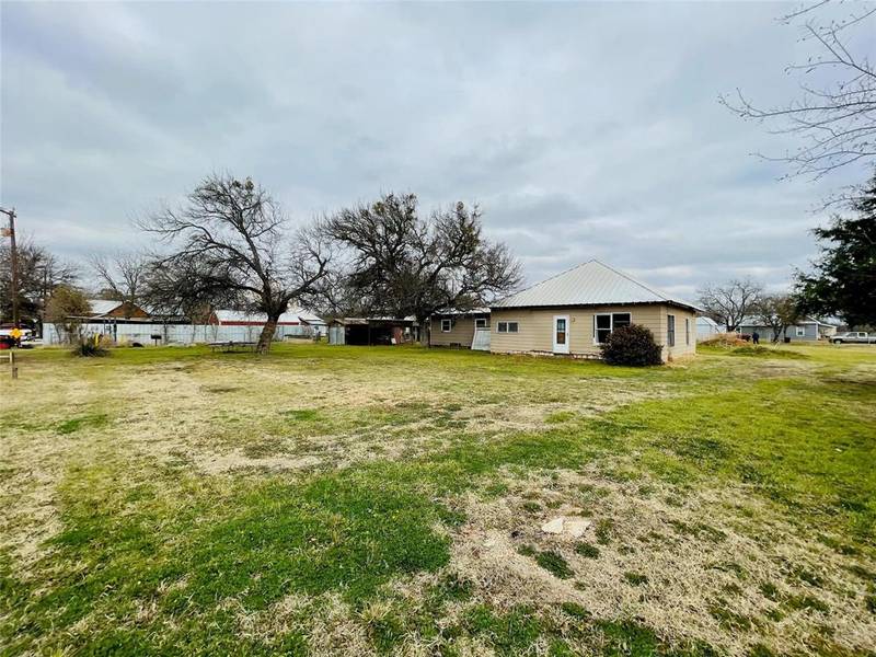 106 Woodlawn Avenue, Strawn, TX 76475