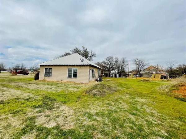 Strawn, TX 76475,106 Woodlawn Avenue