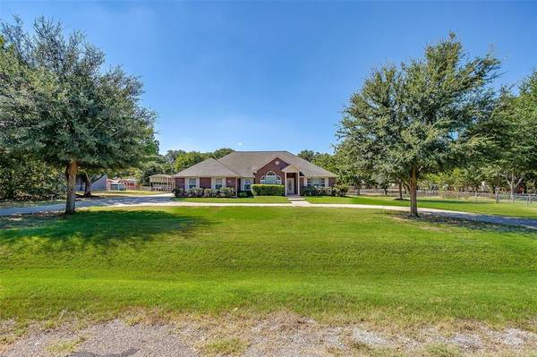 213 Live Oak Lane,  Burleson,  TX 76028