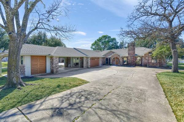 1320 Kiowa Drive E, Lake Kiowa, TX 76240