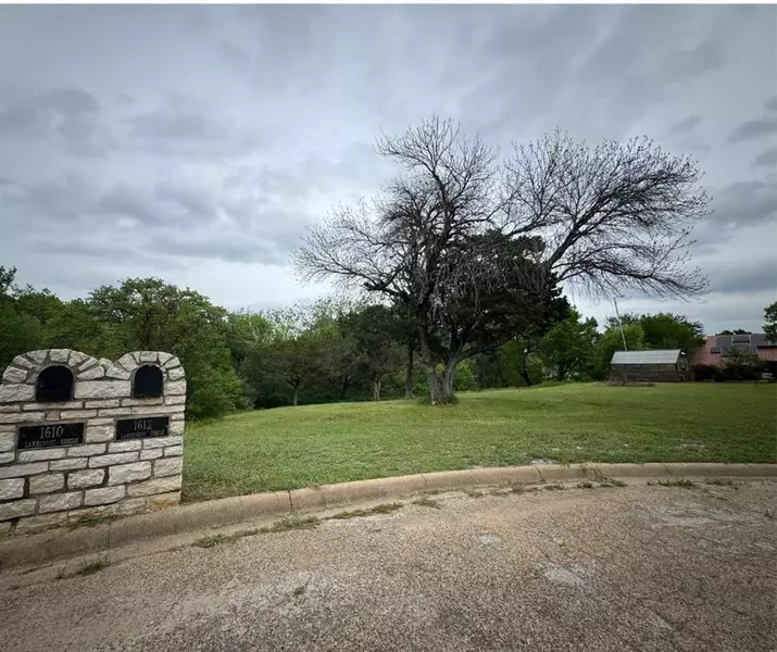 1610 Lakecrest Circle, Granbury, TX 76048