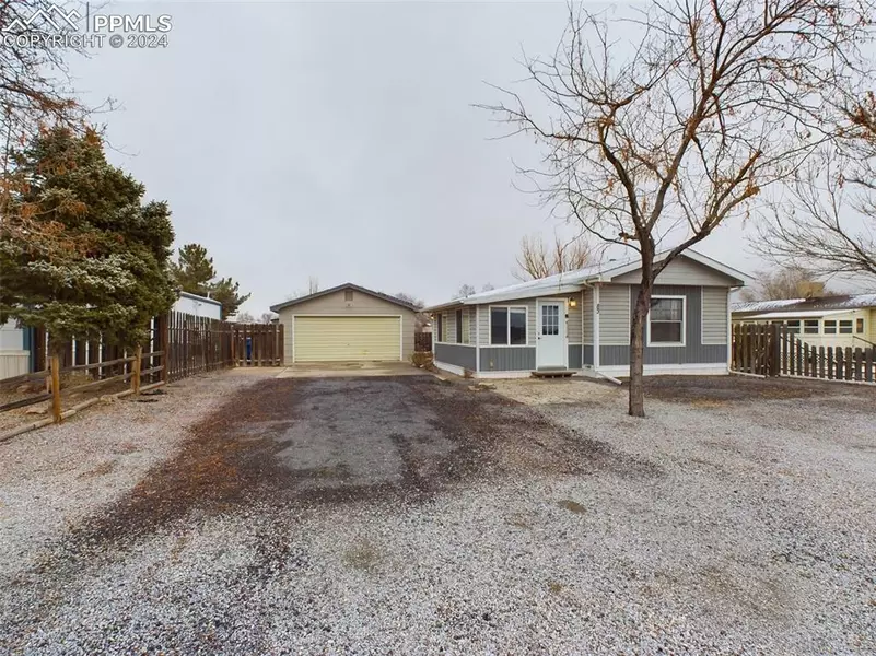 83 E Rolling Hills DR, Pueblo West, CO 81007