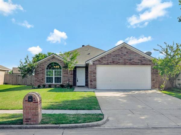 525 Cambridge Drive, Saginaw, TX 76179