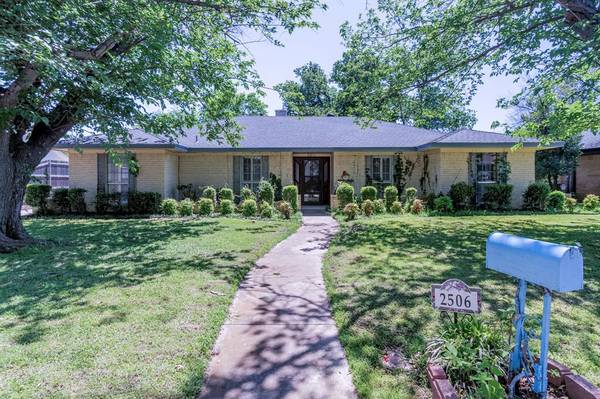 2506 High Oak Drive,  Arlington,  TX 76012