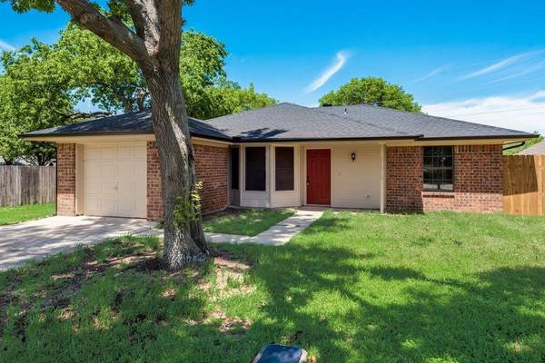 817 Carmen Court,  Sanger,  TX 76266