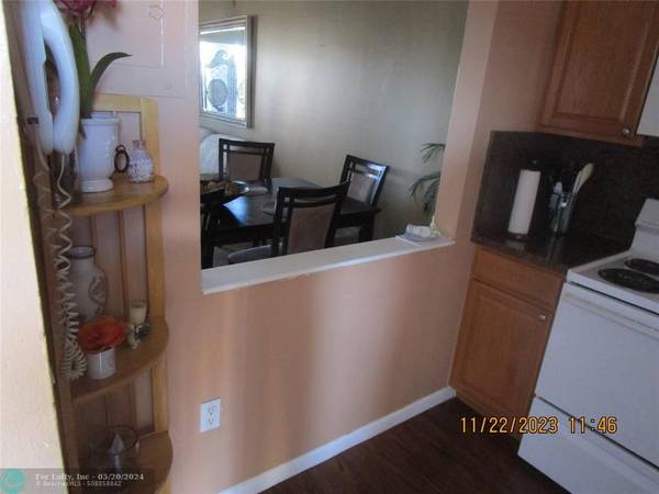 Sunrise, FL 33322,9001 Sunrise Lakes Blvd  #305