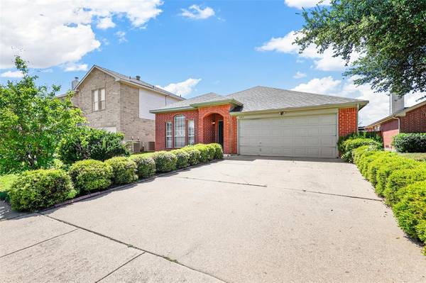 3013 Green Vista Court,  Grand Prairie,  TX 75052