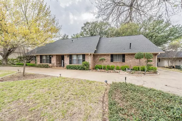 1214 Canterbury Court,  Arlington,  TX 76013