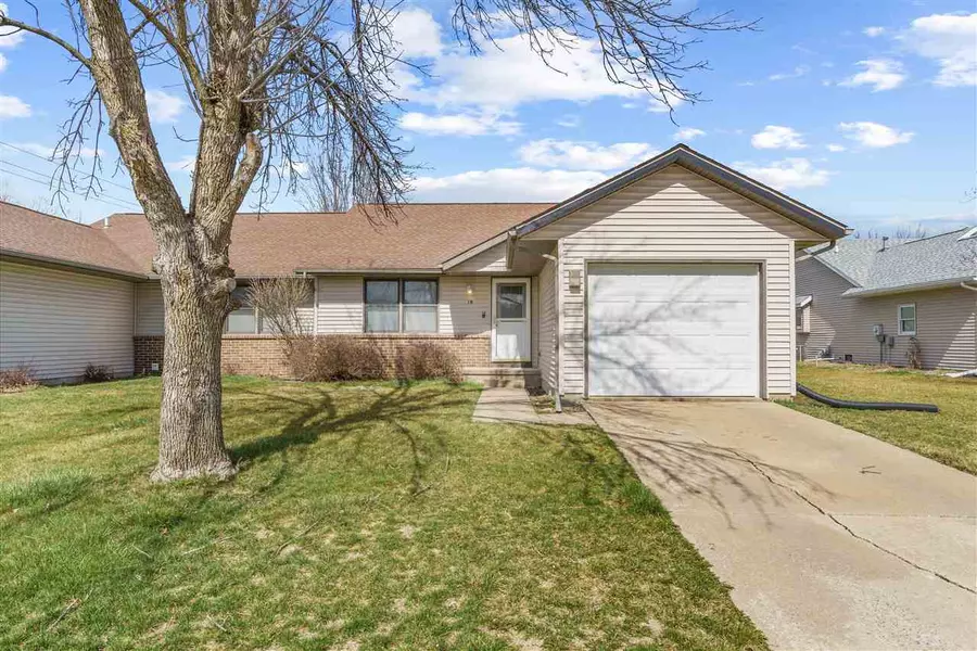 18 Blue Stem Ct, Iowa City, IA 52240