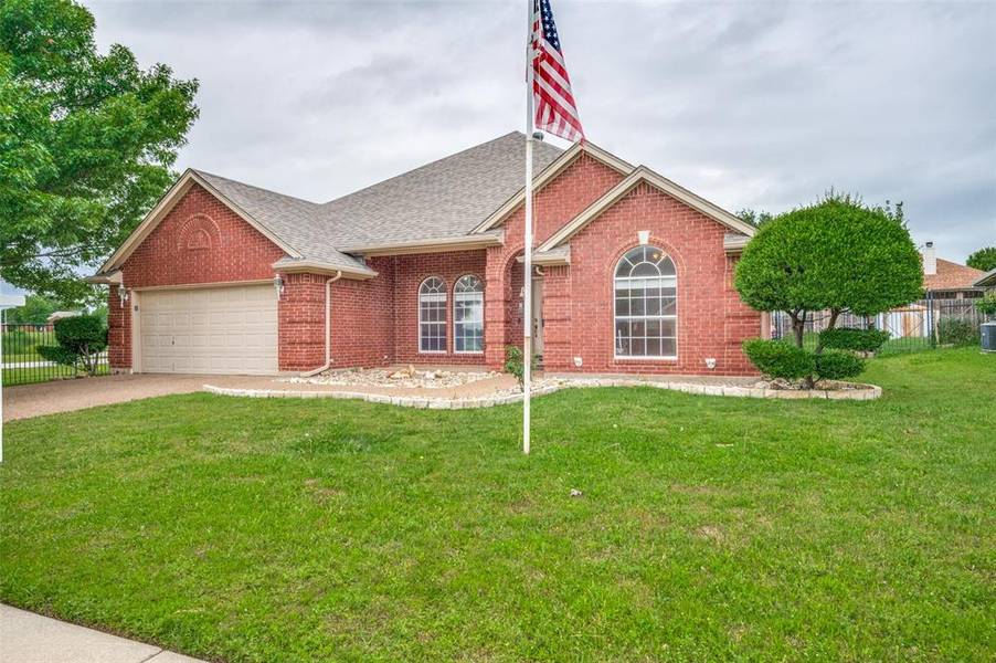 828 Sky Wood Court, Saginaw, TX 76179