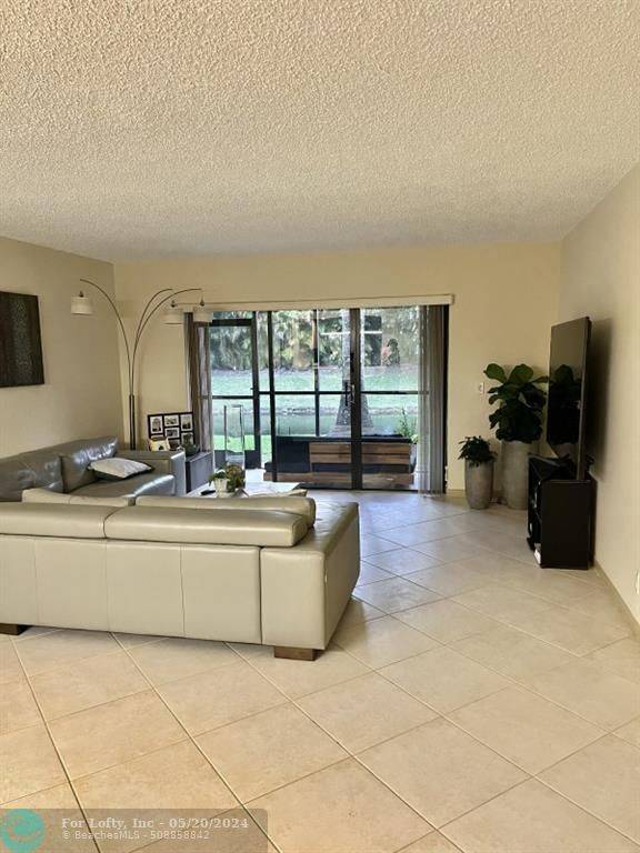 Weston, FL 33326,429 Lakeview Dr  #103