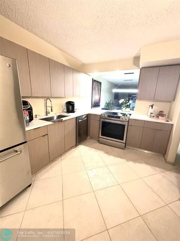 Weston, FL 33326,429 Lakeview Dr  #103