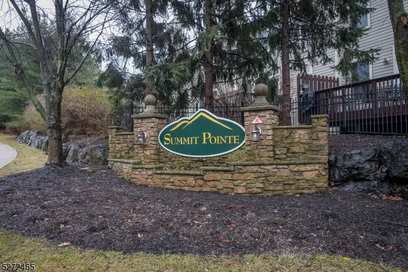 2 Skyview Dr, North Haledon Boro, NJ 07508