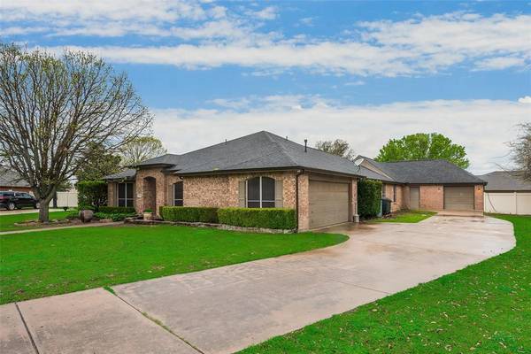 1004 Choke Cherry Lane, Crowley, TX 76036