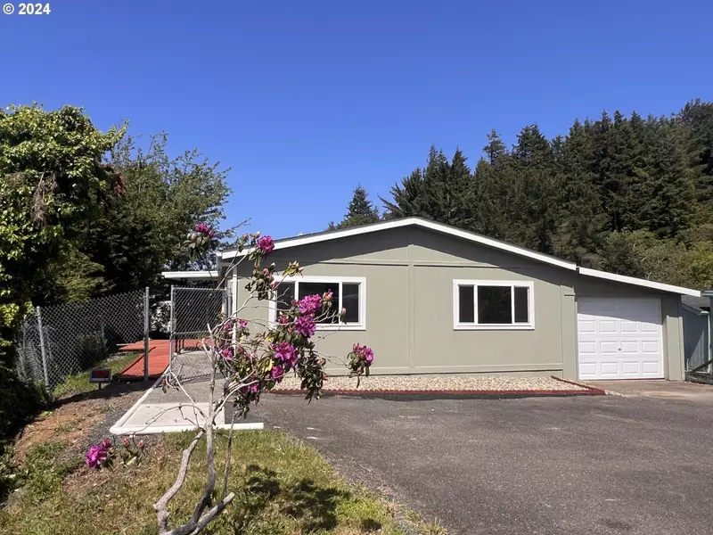 100 RIVER BEND RD #4, Reedsport, OR 97467