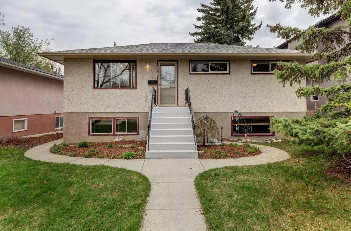 Calgary, AB T3E 3K8,2812 41 ST SW