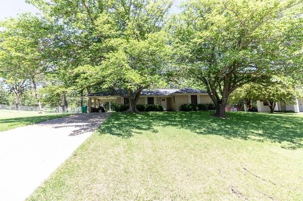 8243 Breeland Drive, Kemp, TX 75143