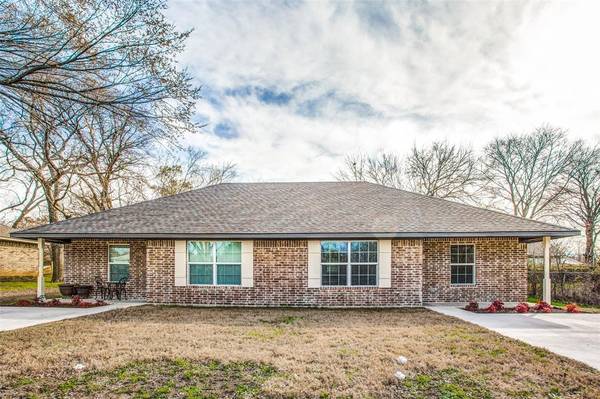 692 Seven Oaks Road,  Bonham,  TX 75418