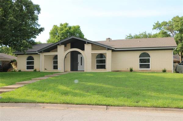 2814 Summerdale Drive, Hurst, TX 76054