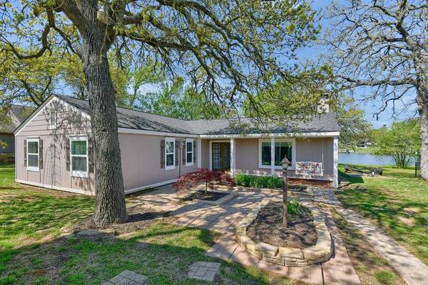 1340 Kiowa Drive E, Lake Kiowa, TX 76240