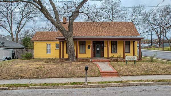 202 S Waco Street, Weatherford, TX 76086