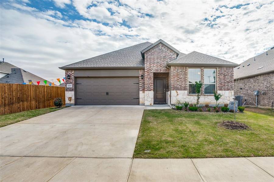 3208 Brady Starr Drive, Aubrey, TX 76227