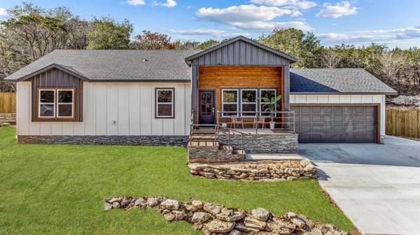 1008 Comanche Cove Drive, Granbury, TX 76048