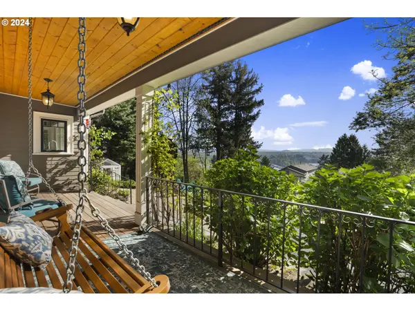 7401 S CORBETT AVE, Portland, OR 97219