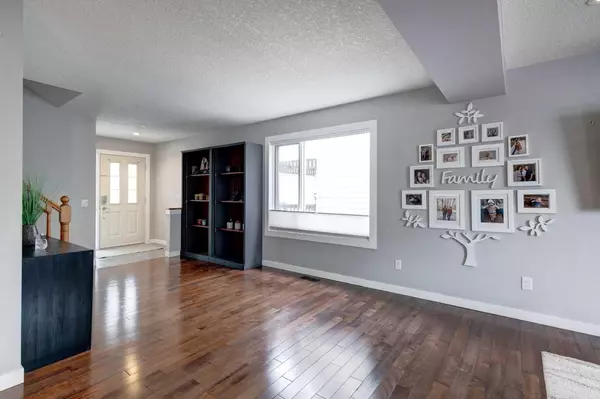 Calgary, AB T2C 4B2,70 Riverwood CRES SE