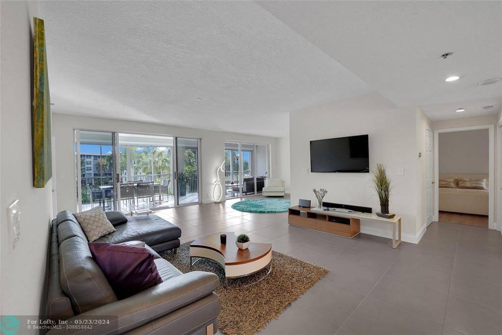 Pompano Beach, FL 33069,4108 W Palm Aire Dr  #83B