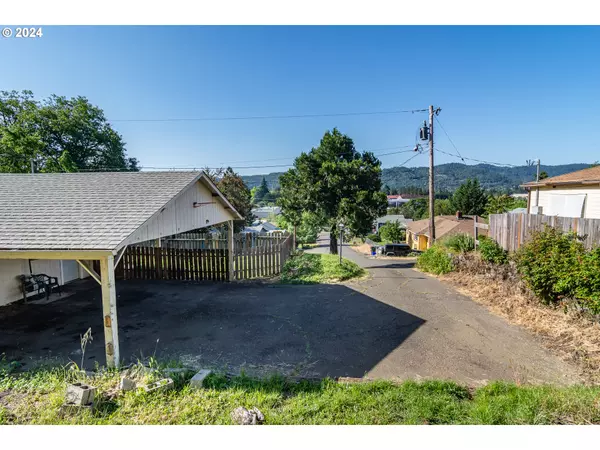 Roseburg, OR 97471,934 NW HILL AVE