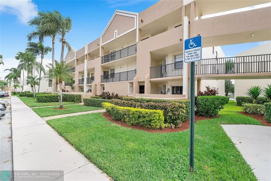 7468 Fairfax Dr  #302, Tamarac, FL 33321