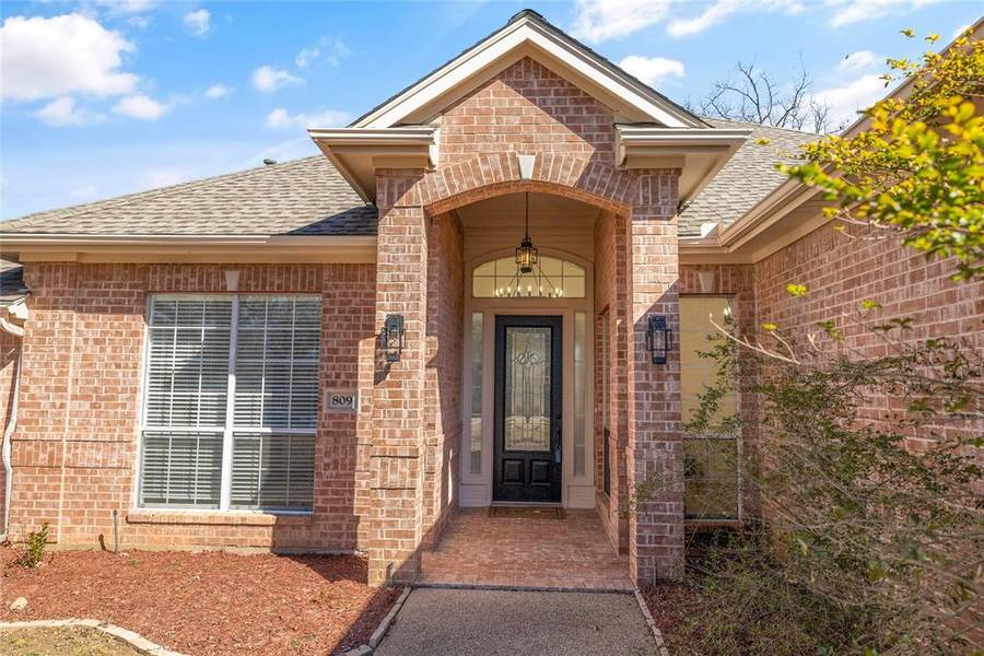 809 Lake View Court E, Crowley, TX 76036