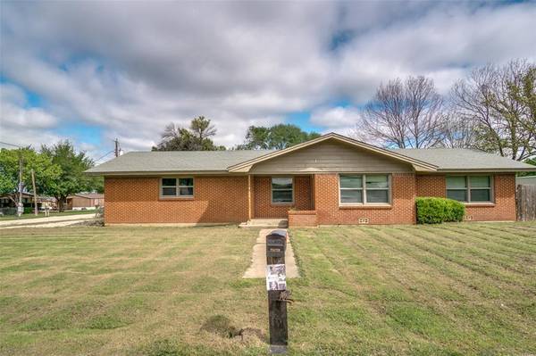 210 Greenwood Street, Alvord, TX 76225