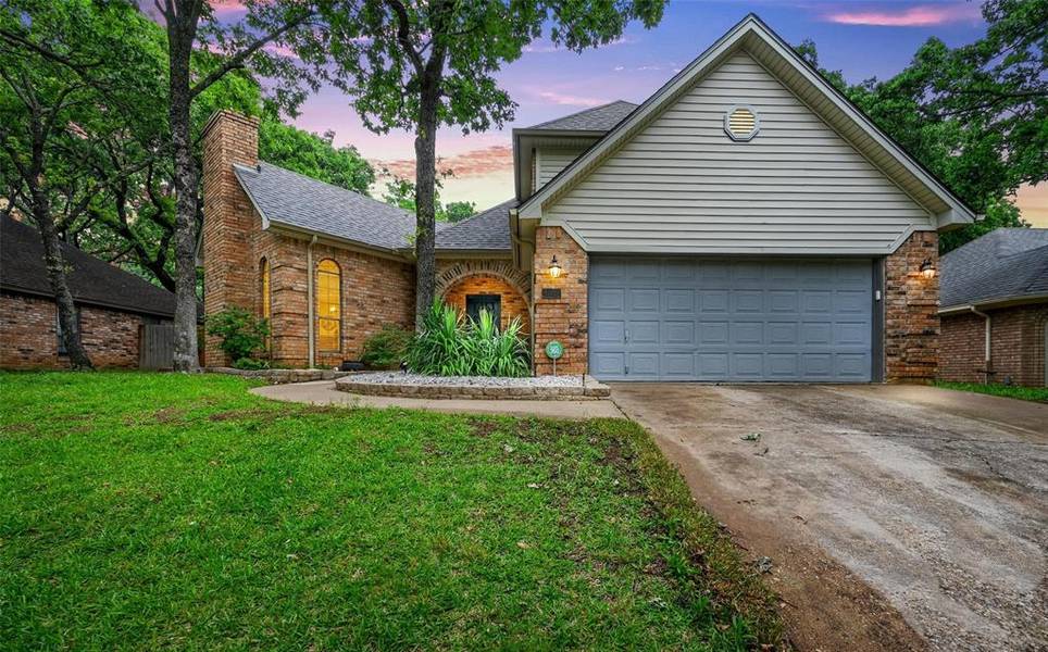 1032 W Winding Creek Drive, Grapevine, TX 76051