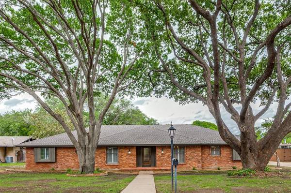 39 Bounty Road E,  Benbrook,  TX 76132