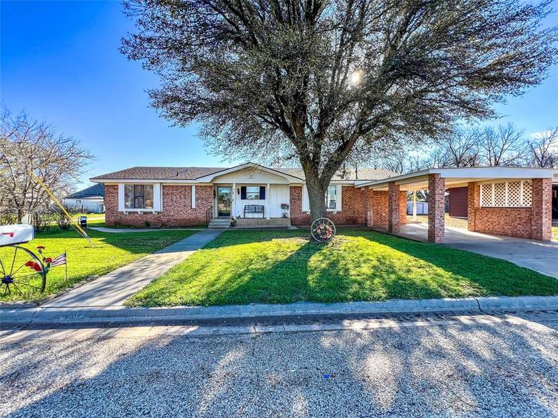 610 S 10th Avenue, Munday, TX 76371