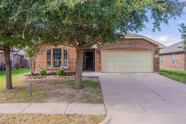 252 Creekside Drive, Saginaw, TX 76131