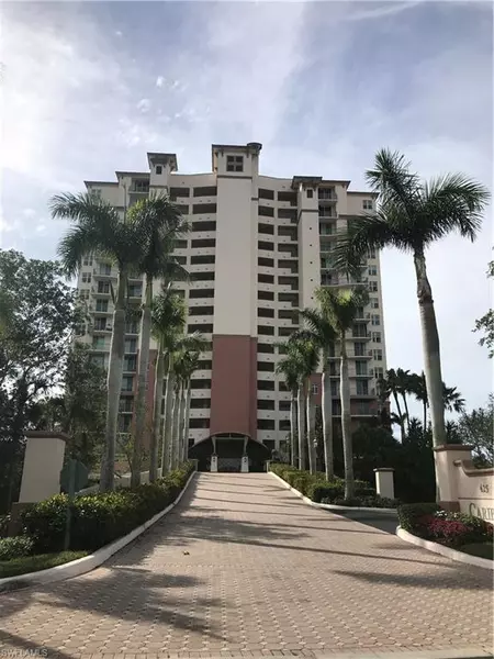 425 Cove Tower DR 902, Naples, FL 34110