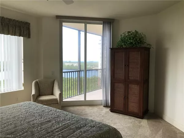 Naples, FL 34110,425 Cove Tower DR 902