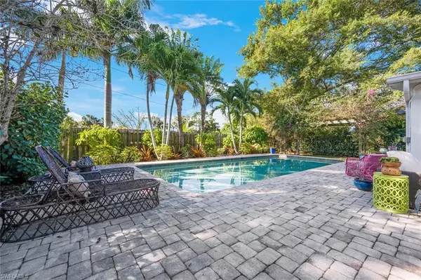 1034 6th LN N, Naples, FL 34102