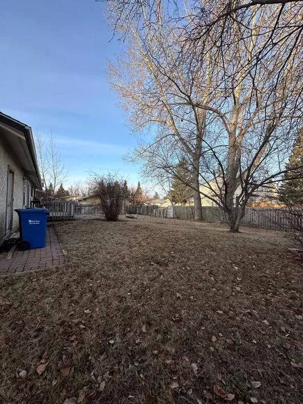 Red Deer, AB T4R 1C6,35 Armstrong Close