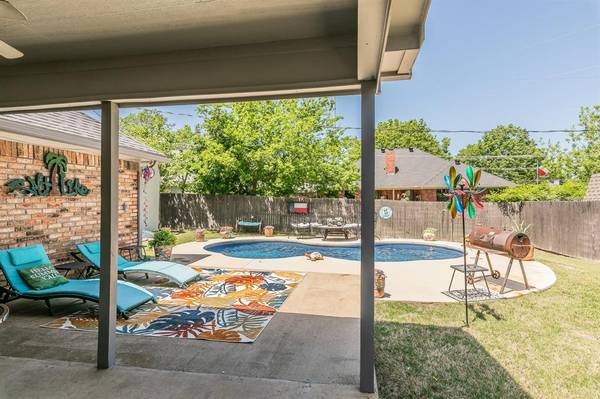 121 NE Brushy Mound Road, Burleson, TX 76028