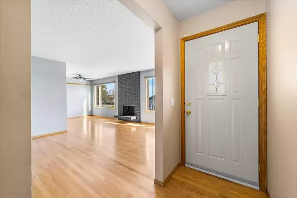 Calgary, AB T3B 4L3,7376 Silver Springs RD NW