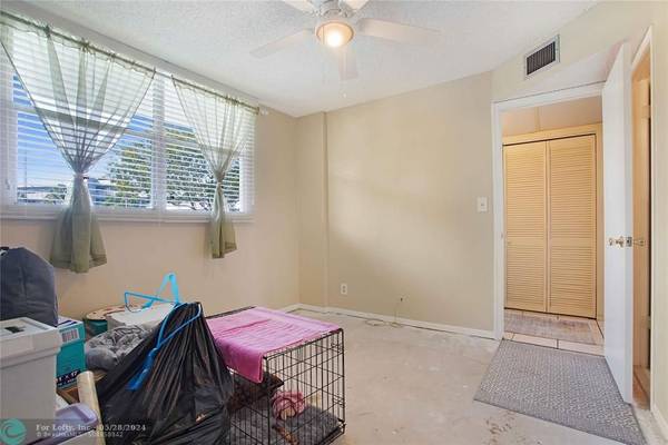 Oakland Park, FL 33309,120 Royal Park Dr  #1B