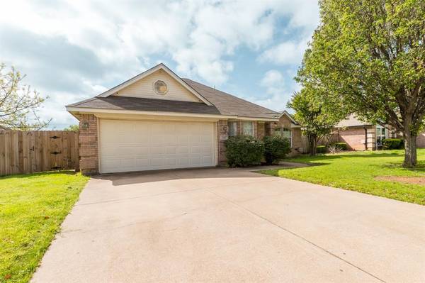 540 Meadowcrest Drive, Burleson, TX 76028