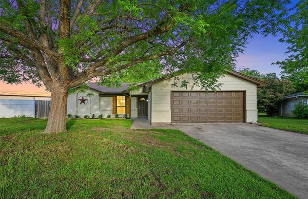 804 Arrow Wood Street, Benbrook, TX 76126