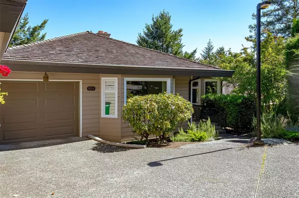 Saanich, BC V8N 5X5,2829 Arbutus Rd #109