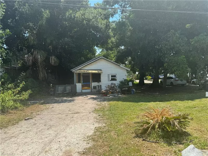 1186 River RD, North Fort Myers, FL 33903